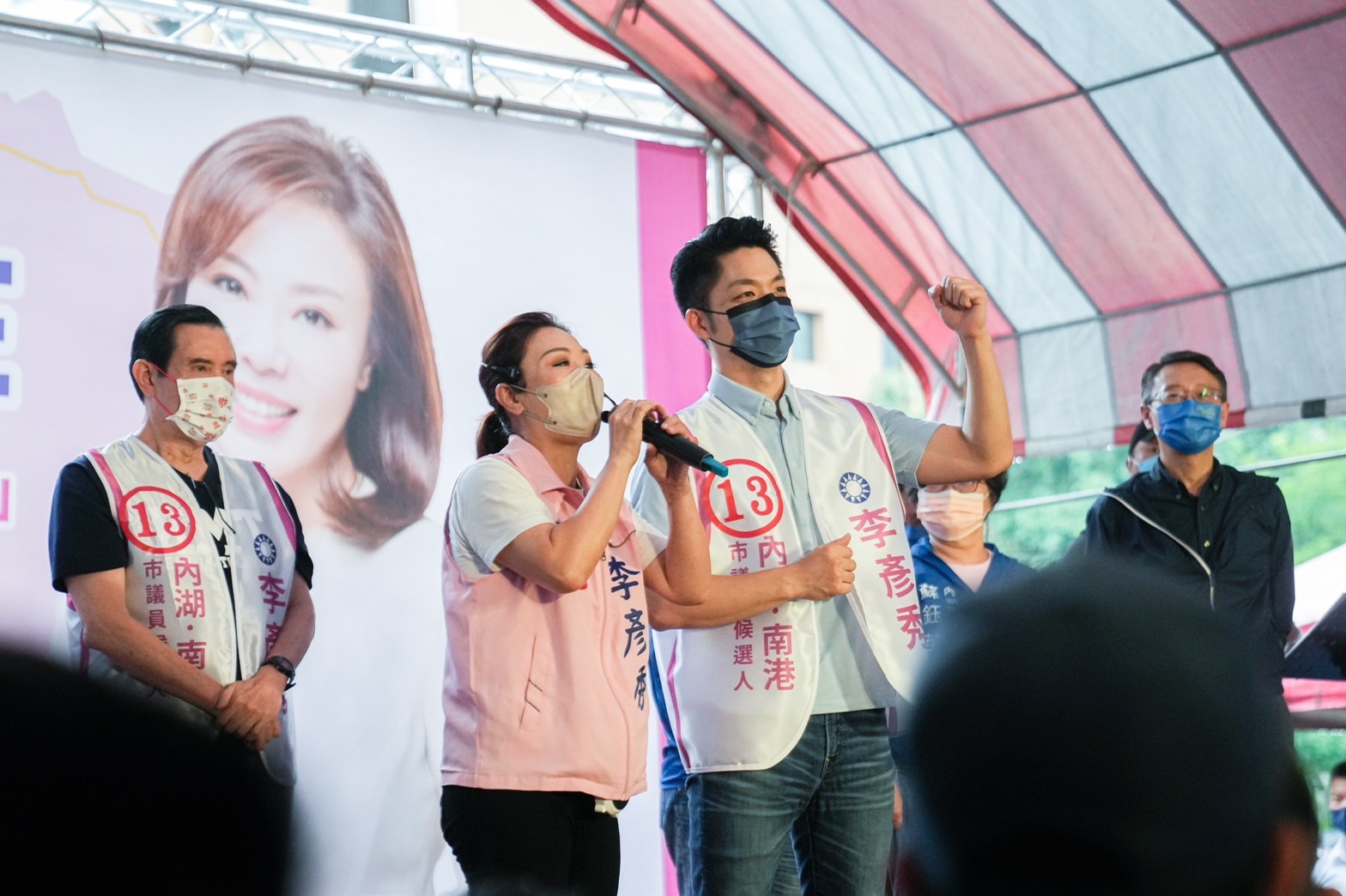 對於將與韓國瑜同台，國民黨台北市長候選人蔣萬安(右)22日出席北市議員候選人李彥秀競總成立大會時受訪，表示希望能發揮團體戰力。(蔣萬安競辦提供)