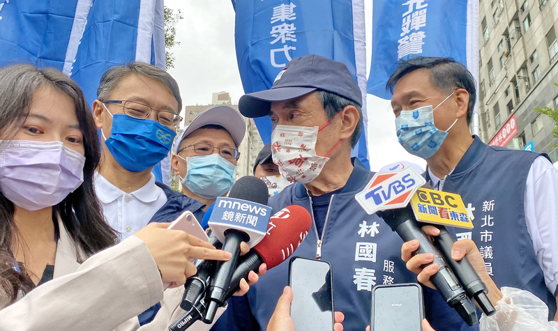 前總統馬英九（右2）23日表示，中共20大修訂黨章寫入反對台獨，不令人意外，且已經喊很多年，但這反映兩岸關係惡化。 (圖：中央社)