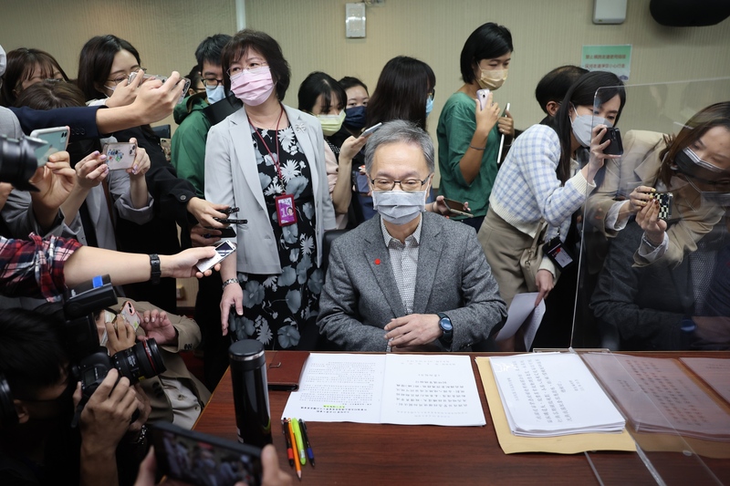 衛福部長薛瑞元（前）24日上午在立法院受訪。(圖：中央社 )