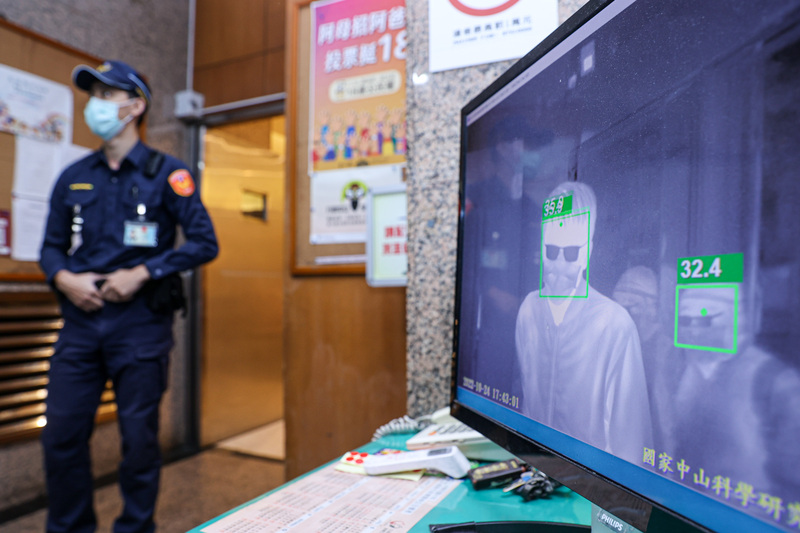 COVID-19疫情逐漸趨緩，中央流行疫情指揮中心24日在記者會上宣布，11月7日起公共場所將不強制量測體溫。(圖:中央社)