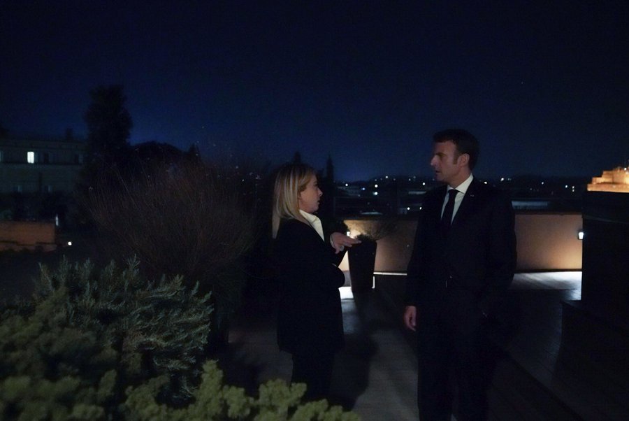 義大利總理梅洛尼(Giorgia Meloni)( 左)23日與法國總統馬克宏(Emmanuel Macron)會面。(推特 )