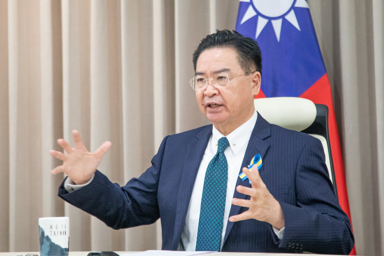 外交部長吳釗燮日前首度接受烏克蘭媒體專訪指出，對於烏克蘭遭受俄國侵略的痛苦，台灣人民感同身受，他堅信烏克蘭必定贏得最終勝利。(圖:外交部)