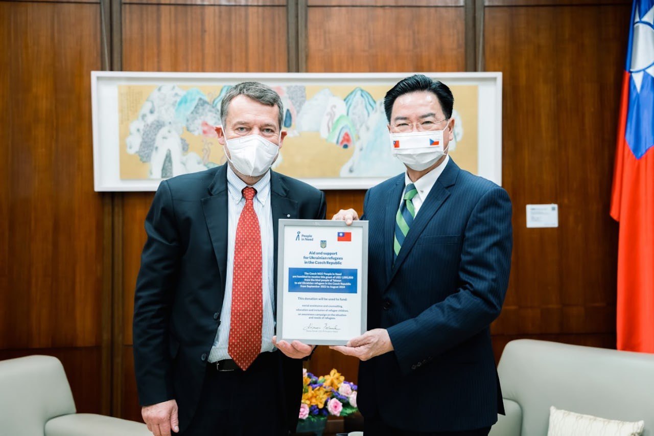 外交部長吳釗燮(右)24日接受捷克非政府組織People in Need執行長帕納德(Šimon Pánek)(左)致贈感謝狀。(圖:外交部)