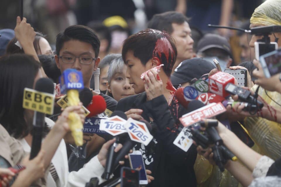 2019年9月29日下午台灣多個公民團體在台北市中正區舉行「929台港大遊行：撐港反極權」集會，何韻詩受訪時突遭一名蒙面男子潑紅漆。(資料照/HOCC臉書)