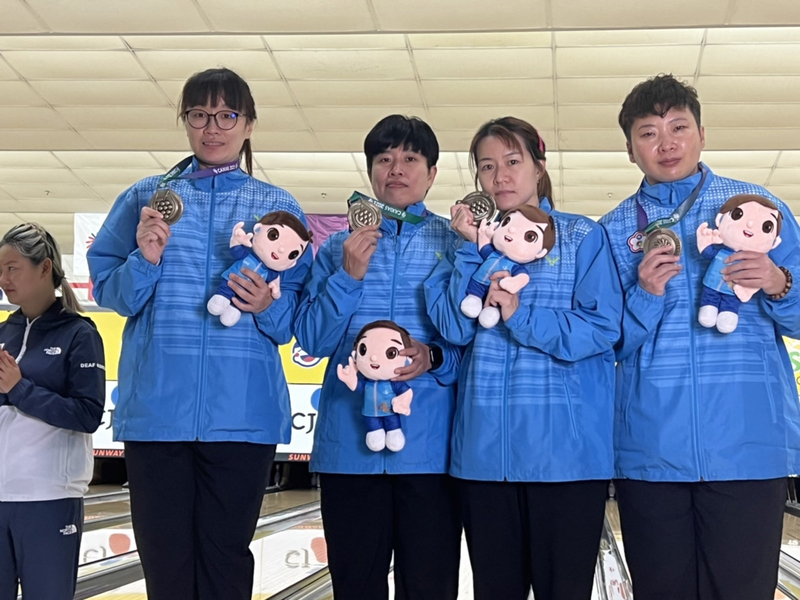 第24屆達福林匹克運動會保齡球賽事在馬來西亞吉隆坡舉行，台灣聽障保齡球代表隊選手黃雅婷（前左起）、張堯茜及薛秀珍（右起）、林香孜25日在女子雙人賽，雙雙再添2面銅牌入袋。(圖：中央社)