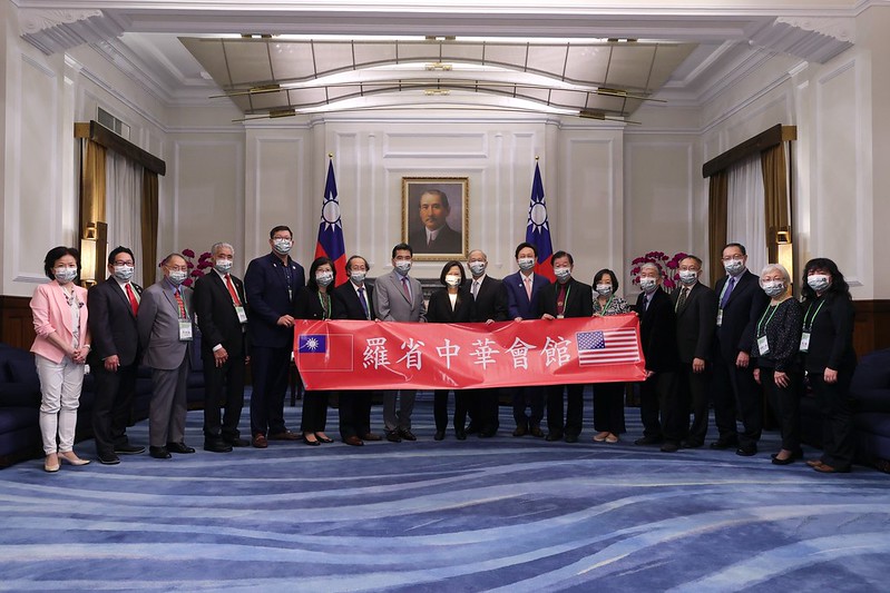蔡英文總統(中)25日在總統府接見美國羅省中華會館回國訪問團。(總統府提供)