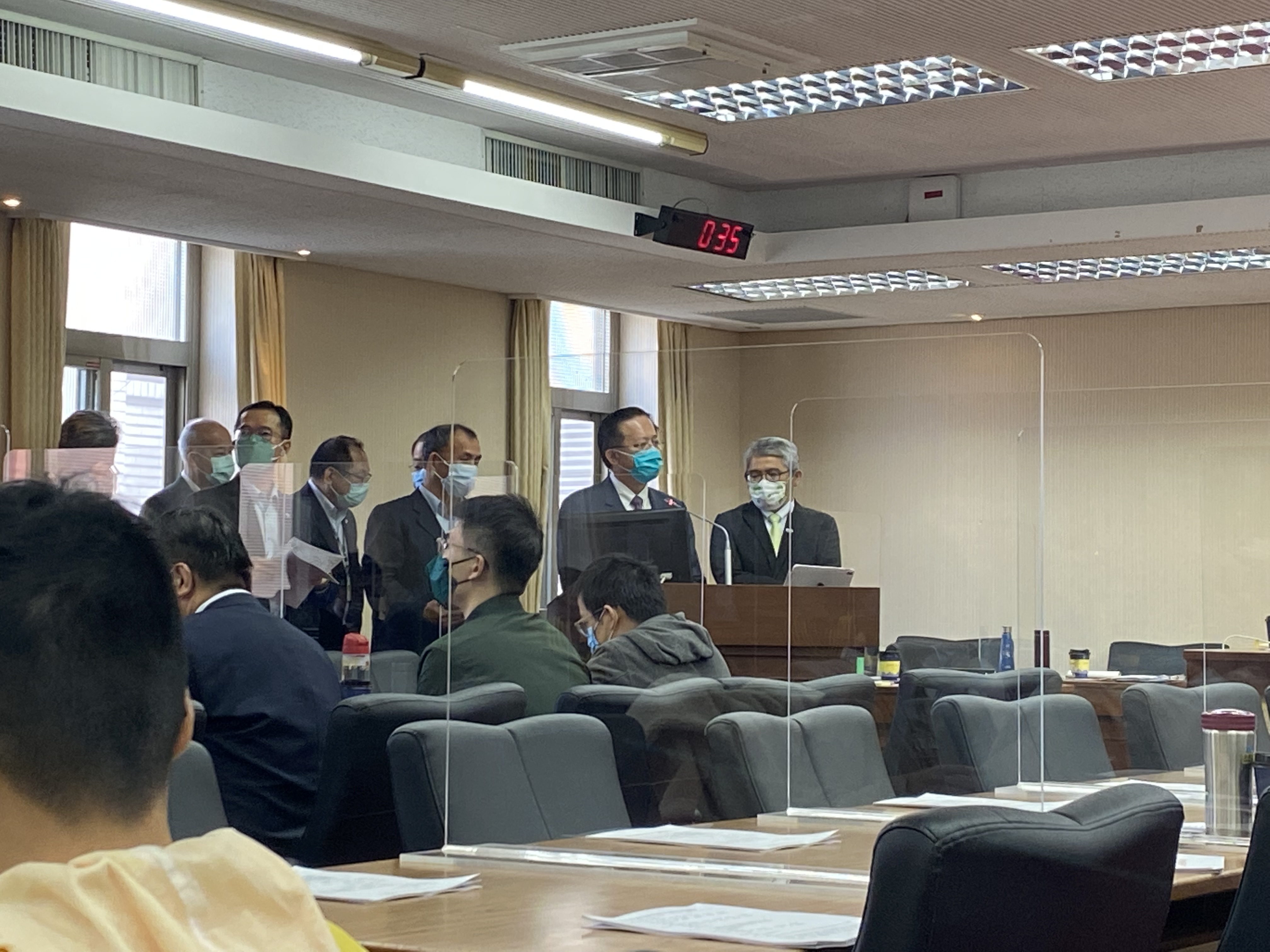 消防署長蕭煥章26日列席立法院內政委員會，並表示消防員2班制年底會達標。(林詠青 攝)