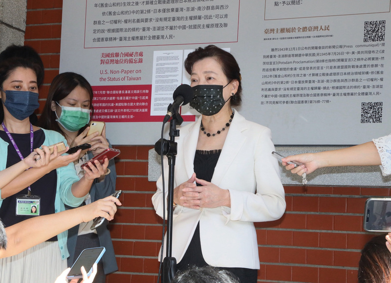 經濟部長王美花（中）26日在立法院受訪。 (圖：中央社)