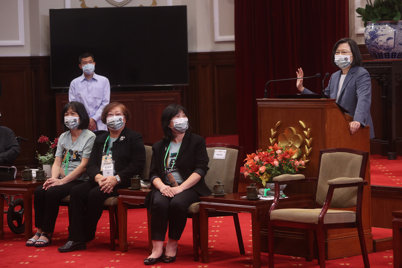 總統蔡英文（右）26日在總統府接見2022全美台灣同鄉會返台參訪團，蔡總統全程用台語致詞，向鄉親們說，國門已經開放，現在回來已經不用隔離了，「那就常常回來吧」。 (圖：中央社)
