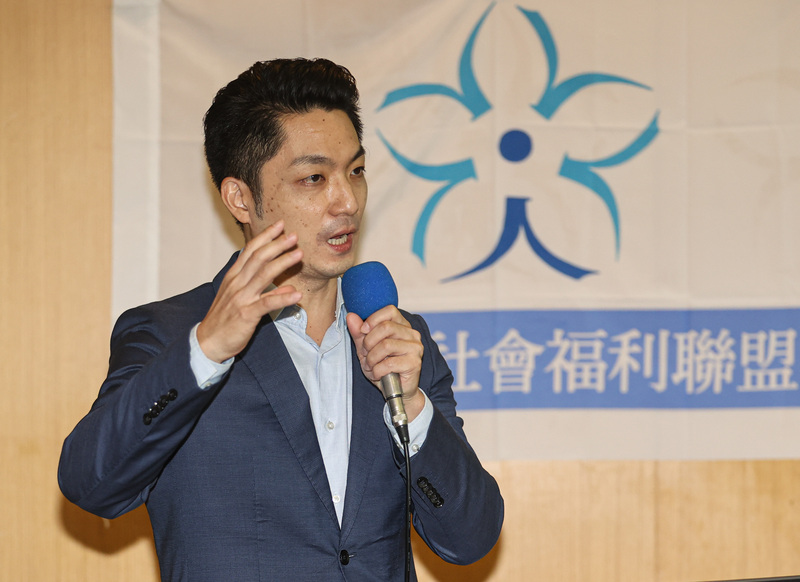 國民黨台北市長候選人蔣萬安26日出席「民間版社會福利政策白皮書發表會」，對於老人政策，蔣萬安希望先從「失智症」去汙名化開始。(圖:中央社)