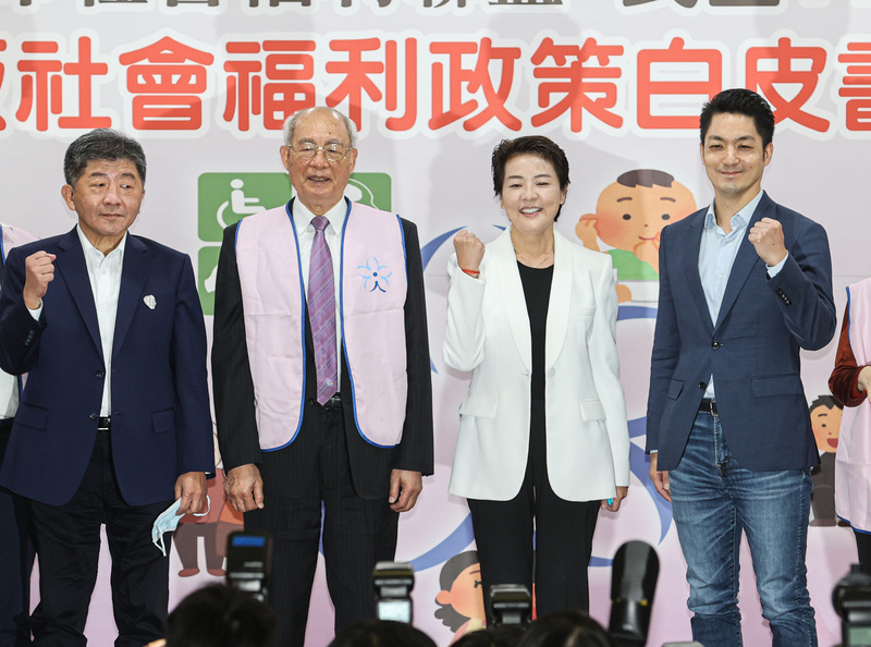 國民黨台北市長候選人蔣萬安(右1)、無黨籍台北市長候選人黃珊珊(右2)與民進黨台北市長候選人陳時中(左1)26日同台發表社福政見。(圖：中央社)