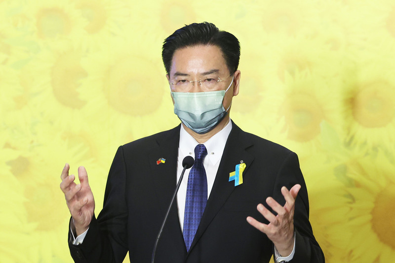 外交部26日舉行台灣烏克蘭友誼酒會，外交部長吳釗燮發表3聲明，將捐贈5600萬美元(約新台幣18億元)協助烏克蘭重建醫院、學校與關鍵基礎設施。(圖:中央社)