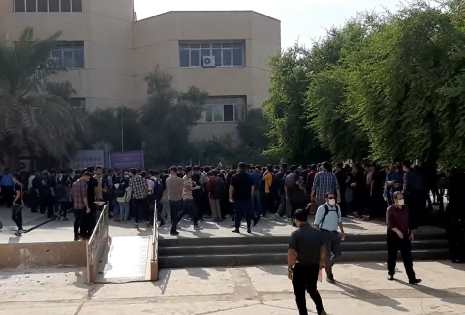在艾米尼喪命滿40天的悼念活動前夕，伊朗學生在多所大學抗議，緊張局勢加劇。(圖擷自推特)