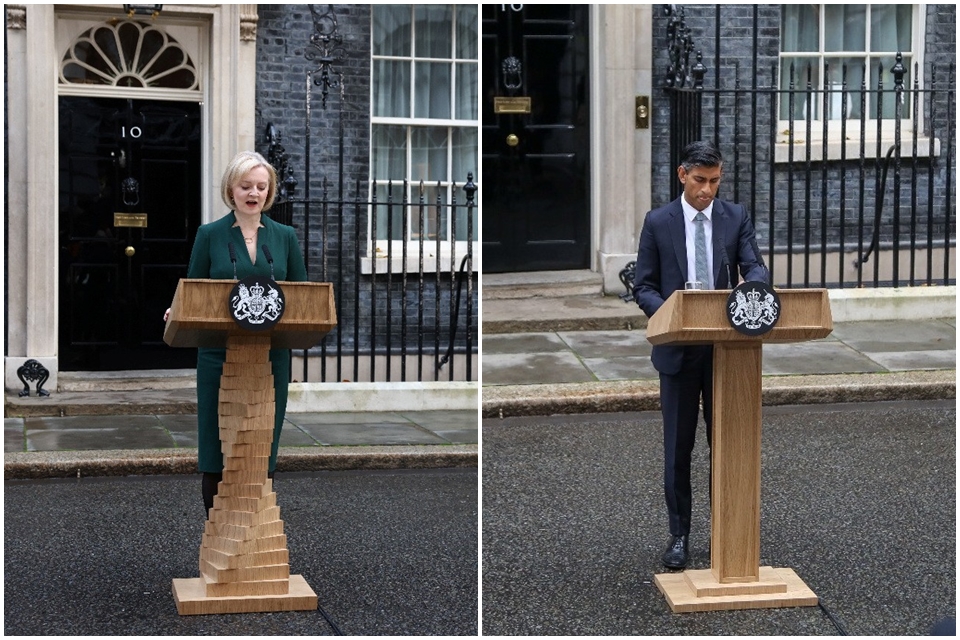新任首相蘇納克(Rishi Sunak)公開演說使用的講台(右)沿用上一任英國首相特拉斯(Liz Truss)公開演說使用的講台(左)，但設計差異引起關注。（圖：路透社/AFP，央廣合成）