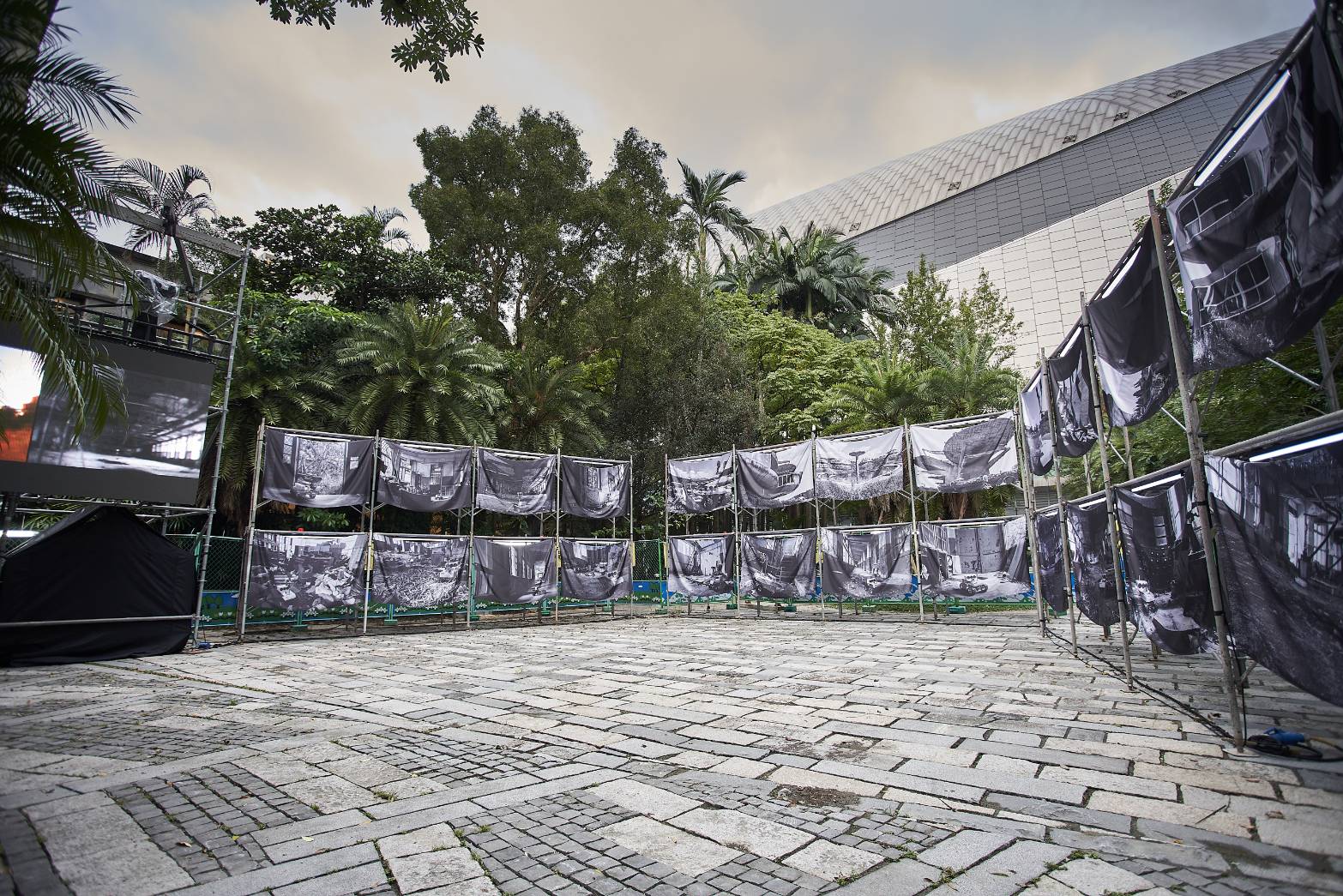 郭奕臣〈倖存者計畫〉首度公開15年前仍是廢墟松菸廠裡珍貴影像。(松菸文創園區提供)