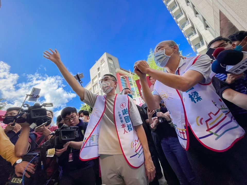 高雄市前市長韓國瑜27日陪同國民黨基隆市長候選人謝國樑掃街。(圖：謝國樑臉書)