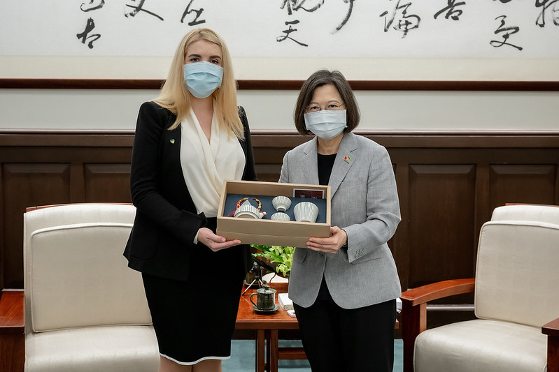 蔡英文總統27日上午接見烏克蘭國會友台小組議員及立陶宛國會議員。圖為魯迪克議員與蔡英文總統合照。(圖:總統府)