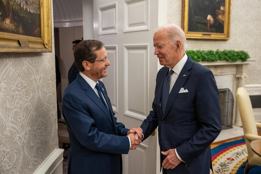 美國總統拜登(Joe Biden)26日與以色列總統赫佐格(Isaac Herzog)(左)在白宮會談、(推特)
