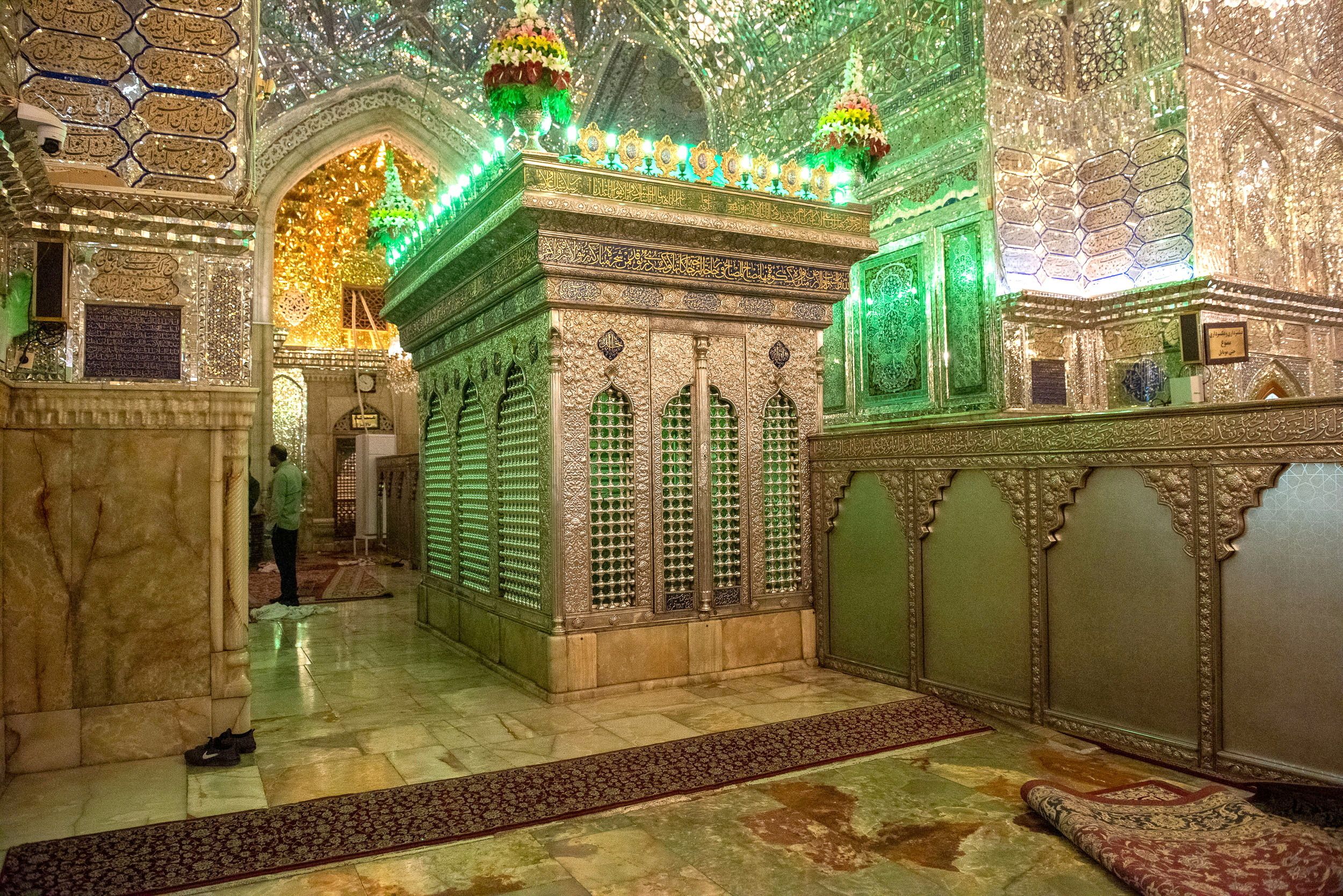 伊朗什葉派清真寺「燈王之墓」(Shah Cheragh)26日遭到恐怖攻擊，造成嚴重傷亡。(路透社/達志影像)