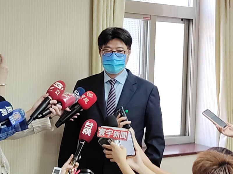 陸委會副主委邱垂正27日在立法院內政委員會受訪時呼籲新一屆中共政權，能透過和平理性、務實方法化解兩岸分歧，新時代要有新思維，期待兩岸能良性互動 (央廣記者王照坤 攝)