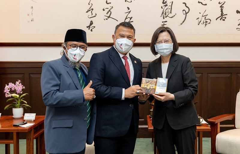 蔡英文總統與馬大倪議員(中)及阿賽普議員(左)合影。(圖:外交部)