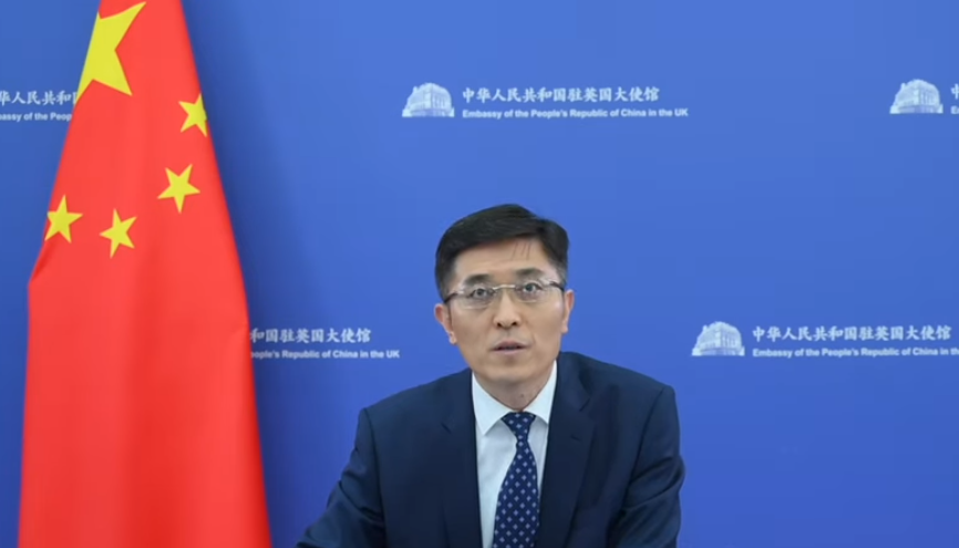中國駐英國大使館27日突然發布一則名為「中國駐曼徹斯特總領館暴力騷擾線上記者會」影片，由代辦楊曉光獨白以貿易威脅來闡述使館襲擊事件中方態度，引發外界討論。(圖:中國駐英國大使館影片)
