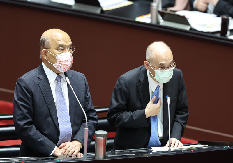 行政院長蘇貞昌(左)、國立故宮博物院長吳密察(右)。 (圖：中央社)