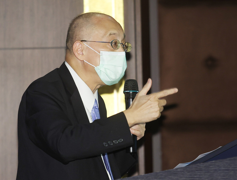 故宮院長吳密察28日在故宮舉辦記者會表示，3起破損皆依規調查、懲處，也強調將編列預算改善瓷器包裝。 (圖：中央社)