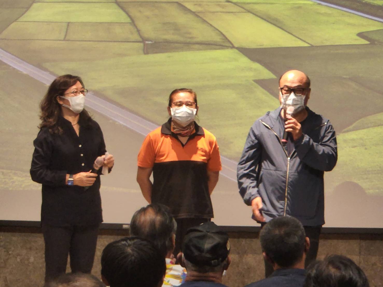 《稻浪上的夢想家》 池上特映會，不只現場來了許多陸片中的農夫主角，推動池上命運轉變的幕後推手梁正賢(右起)與他的夫人徐月鑾及拍攝導演蕭菊貞也在映後分享會上分享感想與感動。(江昭倫 攝)