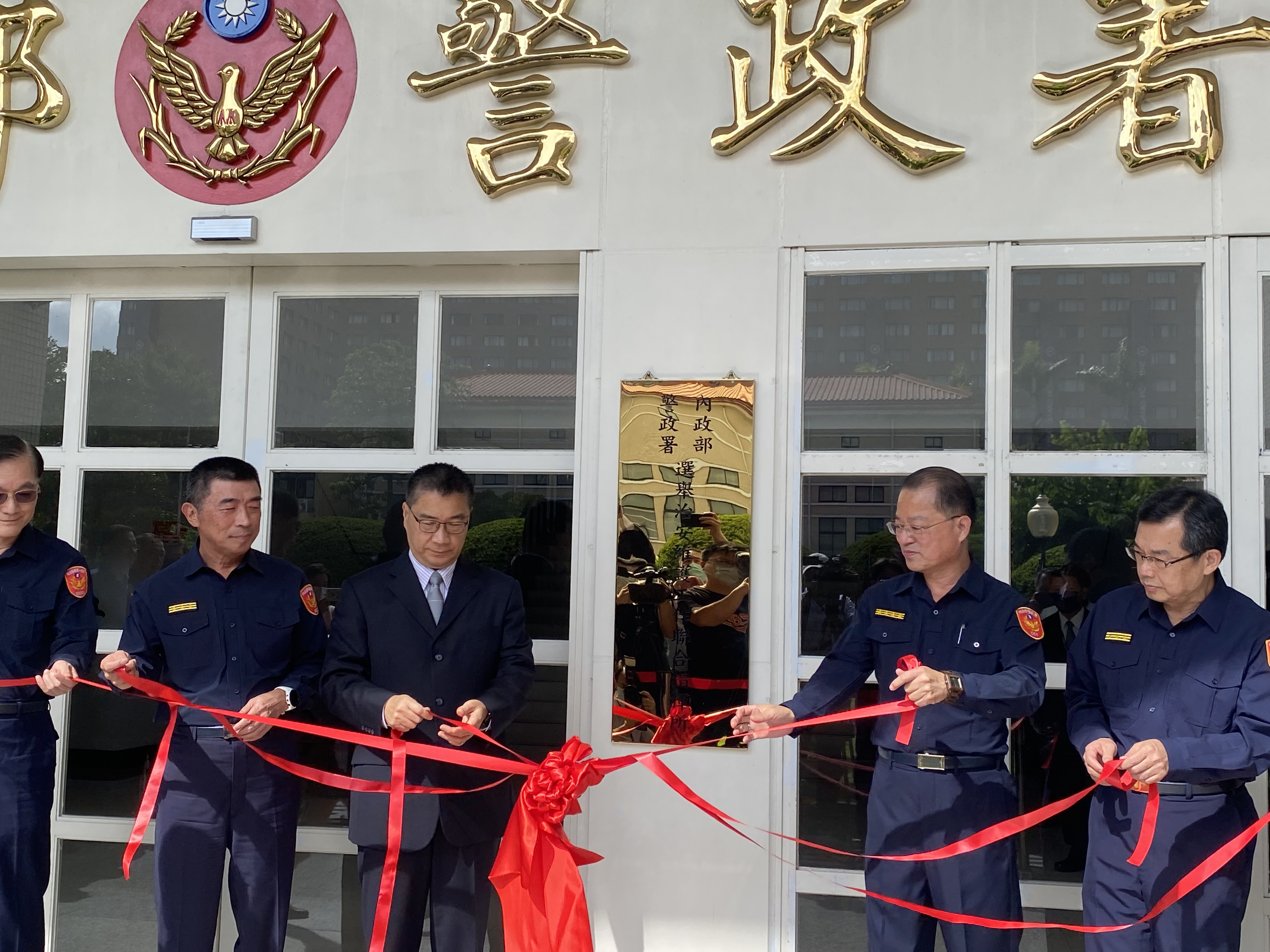內政部長徐國勇與警政署長黃明昭，28日在警政署忠誠樓大門舉行選舉治安維護工作聯合指揮所揭牌儀式。(林詠青 攝)