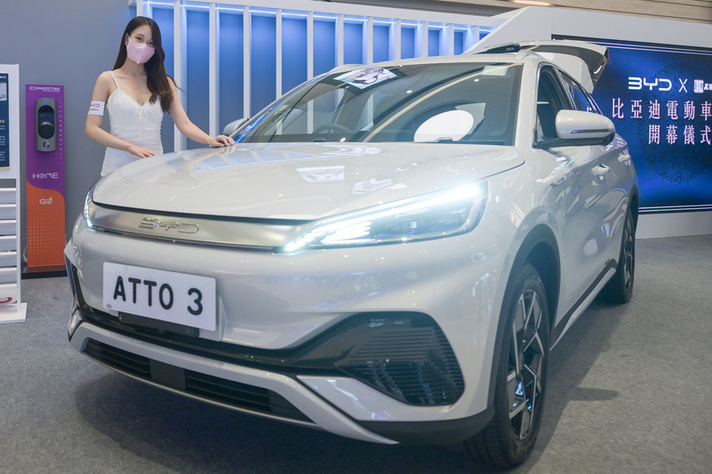 中國電動車龍頭比亞迪超越特斯拉成為全球電動車銷售冠軍。圖為比亞迪在香港舉辦車展。（中新社提供）(資料照片/CNA)