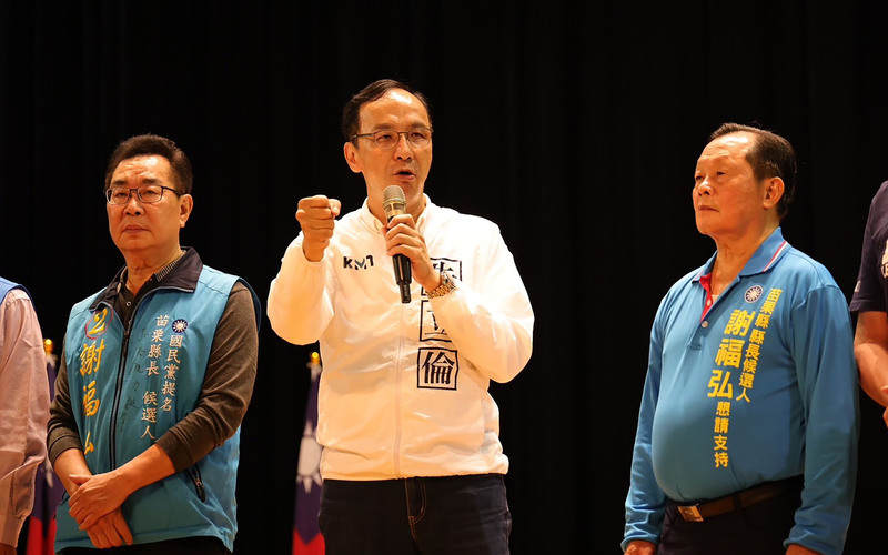 國民黨主席朱立倫(中)前往支持苗栗縣長參選人謝福弘(左)。右為前苗栗縣長劉政鴻。（謝福弘競選總部提供）(圖：中央社)