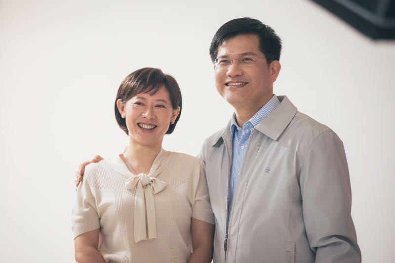 民進黨新北市長候選人林佳龍因確診隔離，29日改由夫人廖婉如代夫出征，替黨籍市議員候選人站台輔選。(圖：林佳龍臉書)