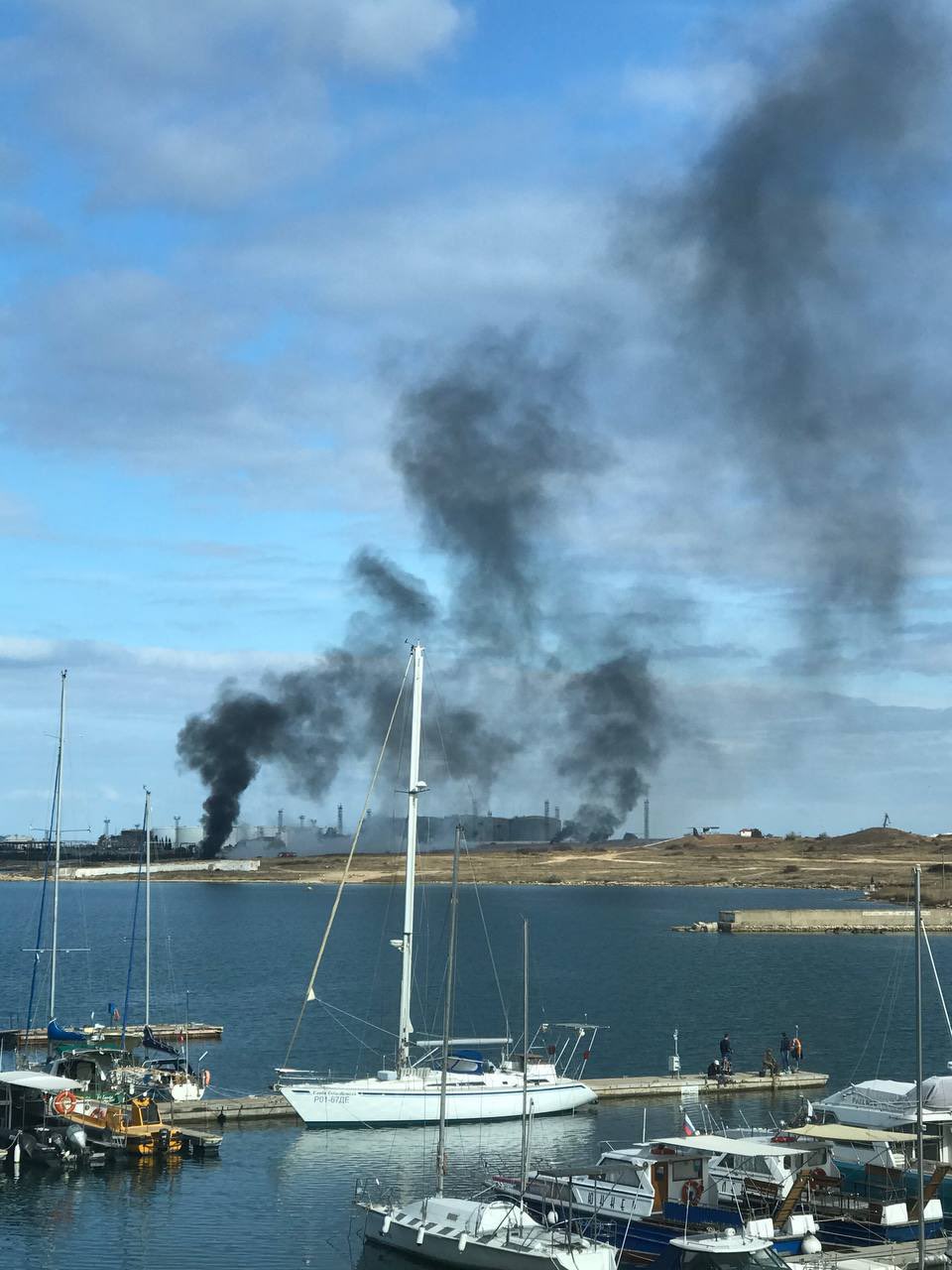 俄羅斯佔領的克里米亞塞凡堡(Sevastopol)的俄羅斯海軍黑海艦隊基地遭到攻擊後，持續冒著黑煙。(Twitter/@Gerashchenko_en)
