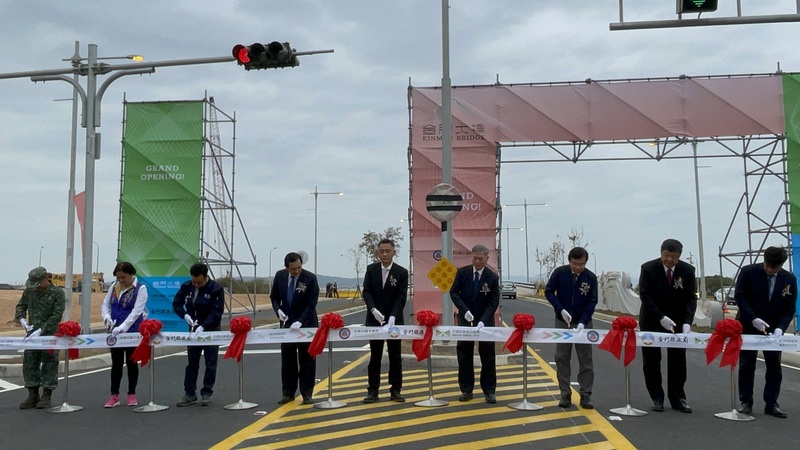金門大橋30日舉行通車典禮，前總統馬英九(左4)、行政院副院長沈榮津(右4)、交通部長王國材(右3)和金門縣長楊鎮浯(中)等人共同剪綵。(圖：中央社)