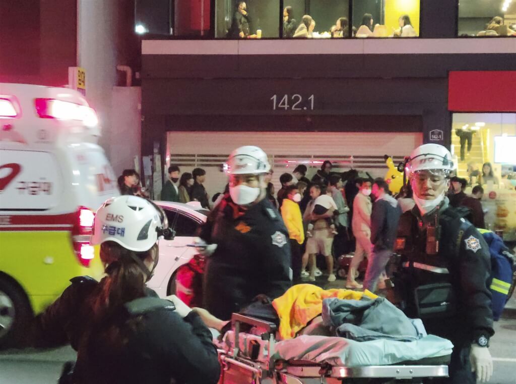 韓國首爾梨泰院29日晚間發生踩踏推擠事件，多人失去心跳急救中。(共同社提供 / 圖：中央社)