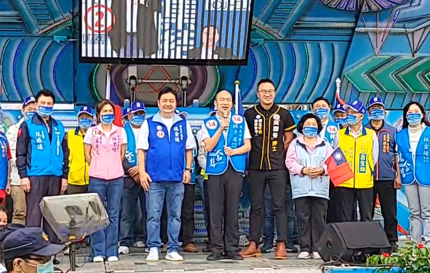 前高雄市長韓國瑜今天(30日)在三峽為議員候選人林金結站台時談到教育，大讚前總統陳水扁由三級貧戶翻身為總統的「政治奇蹟」。(圖:翻攝林金結粉專。)