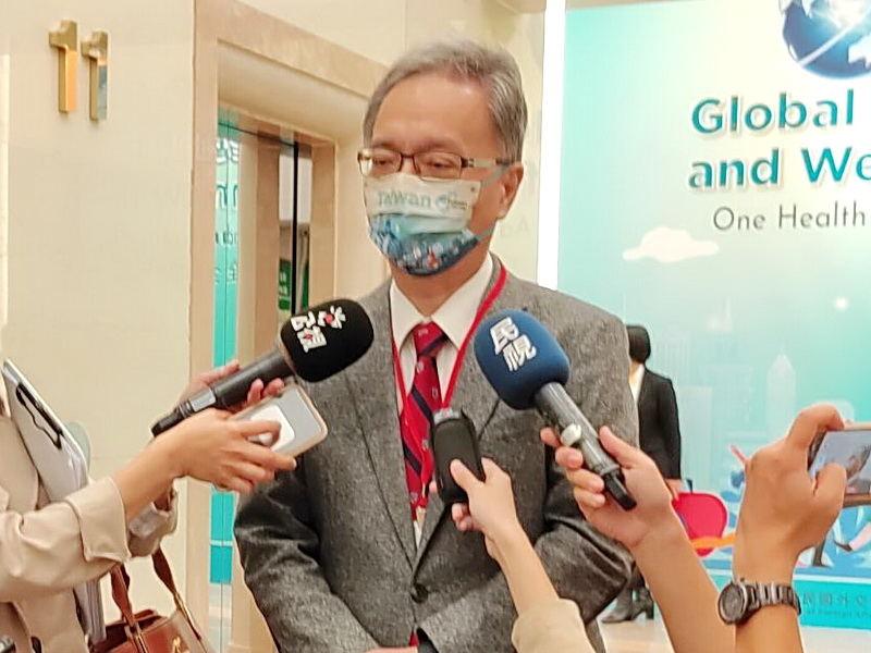 衛福部長薛瑞元強調，這不是什麼密會，實際情況就是下班時間找老朋友敘敘舊，談一談防疫甘苦談。(央廣記者王照坤 攝)