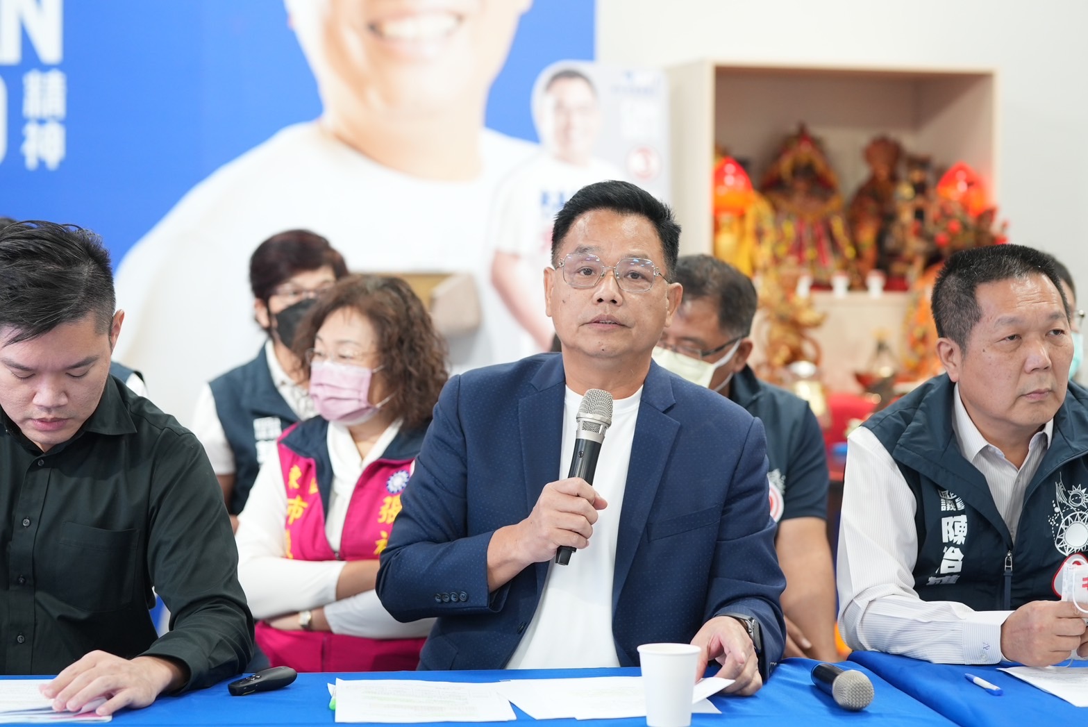 國民黨新竹市長候選人林耕仁31日率議員大動作召開記者會，對民眾黨對手高虹安提出4問。(林耕仁競選辦公室提供)