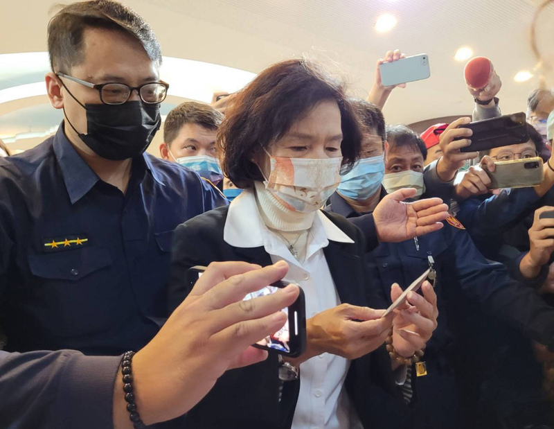 宜蘭縣長林姿妙涉貪污等案，宜蘭地方法院31日召開準備程序庭。林姿妙（前）在開庭前受訪時強調自己為人處事清清白白，對開庭有信心。 (圖：中央社)