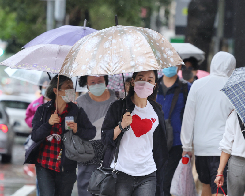 東北季風影響，6日東北部有局部較大雨勢發生的機率。(圖：中央社)