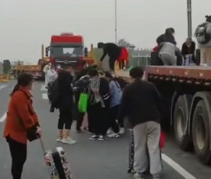 河南鄭州富士康員工因疫返鄉引關注，廠方則呼籲員工在疫情穩定後能返崗相聚。(圖取自微博)