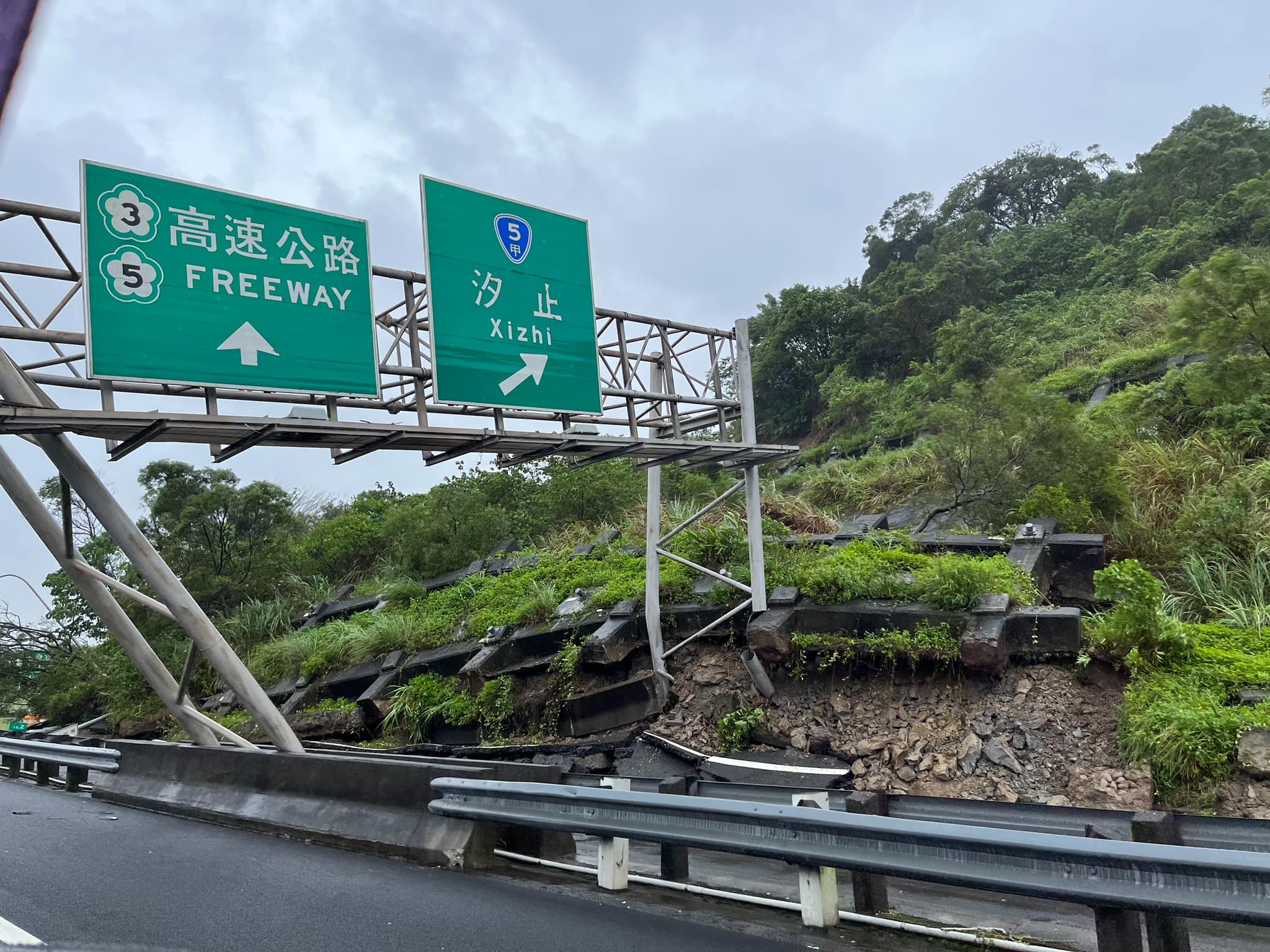 國道1號南下10.1K邊坡滑落（新北交通族提供）