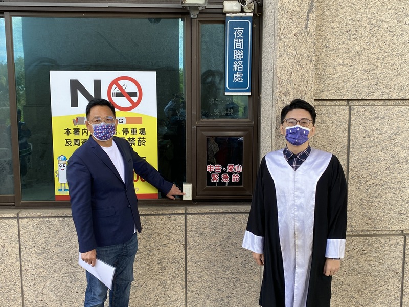 國民黨新竹市長參選人林耕仁（左）1日到新竹地檢署按鈴申告，林耕仁表示，民進黨日前對於他的中華大學論文提出不實指控，相關言論涉及意圖使人不當選，要捍衛清白。（林耕仁競選團隊提供） (圖：中央社)