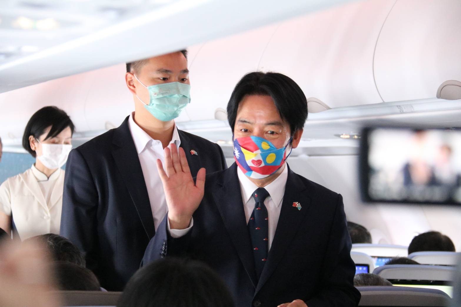 副總統賴清德出訪帛琉，在專機上向團員們致意，勉勵大家一起為台灣打場好球。(歐陽夢萍 攝)
