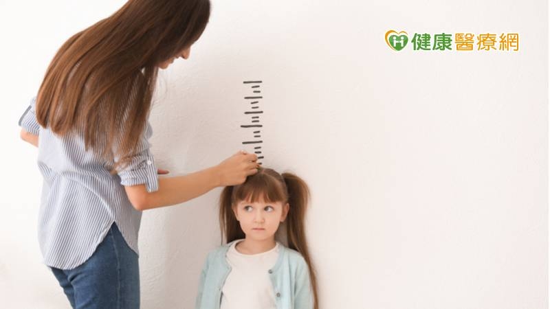 許多家長會帶孩子到生長門診評估，希望注射生長激素長高，但謝秀盈醫師提到，長不高多是生活作息不良所致。(圖：健康醫療網 提供)
