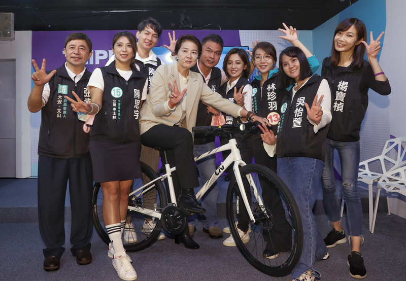 無黨籍台北市長候選人黃珊珊（前左3）2日在競選總部發表健康城市政策。(圖：中央社)