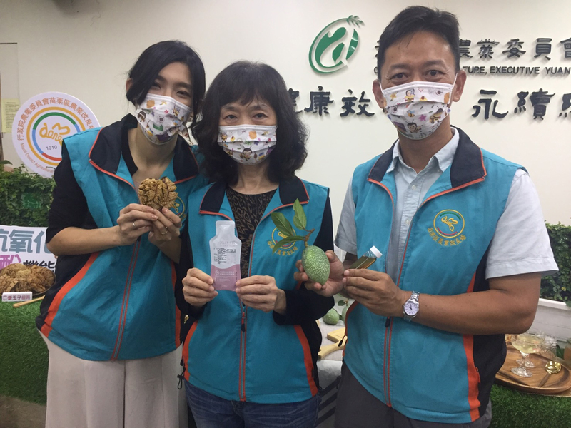 行政院農業委員會苗栗區農業改良場2日召開記者會，發布歷經6年研發出爐的全球獨家新健康飲品。(圖:中央社)