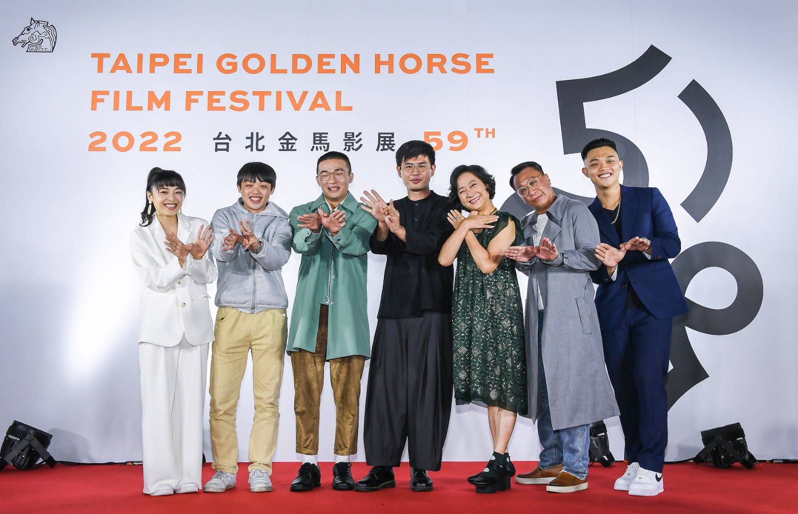 入圍第59屆金馬獎最佳劇情片、最佳導演、最佳男主角、最佳男配角、最佳女配角、最佳新演員等共13項大獎的國片《一家子兒咕咕叫》，2日舉行媒體試片暨金馬影展開幕式，劇組盛裝出席。(金馬執委會提供)