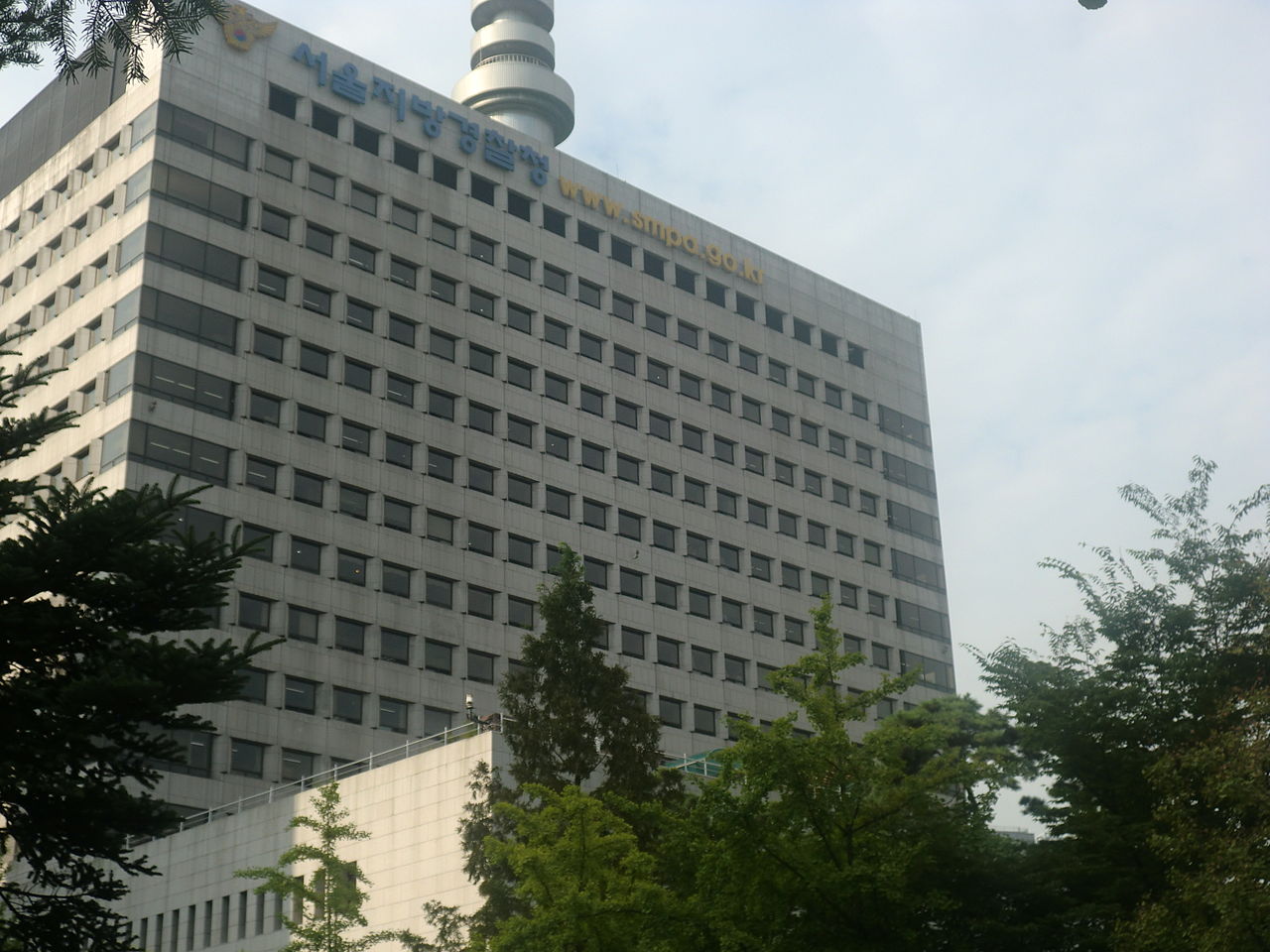 南韓首爾警察廳和該市龍山警察署等多個機構2日遭調查人員突襲搜查。(圖：維基百科)